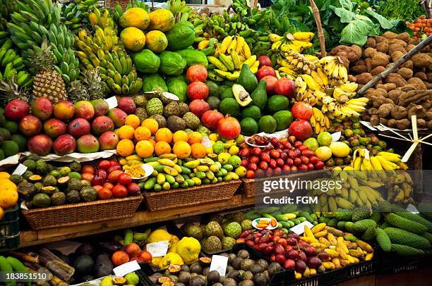 gemüsemarkt market - supermarket fruit stock-fotos und bilder