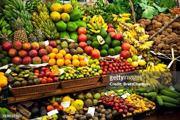 mercado de verduras - fruta tropical fotografías e imágenes de stock