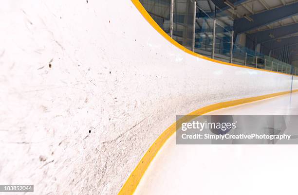 pista di hockey su angolari - ice hockey rink foto e immagini stock