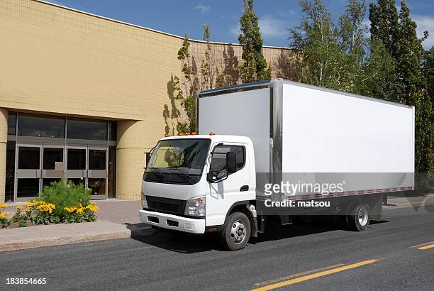camión de reparto - camión de las mudanzas fotografías e imágenes de stock