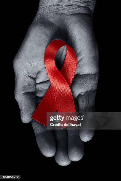 cinta roja contra el sida - sida fotografías e imágenes de stock
