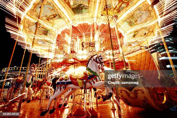 carrousel bei nacht - karussell stock-fotos und bilder