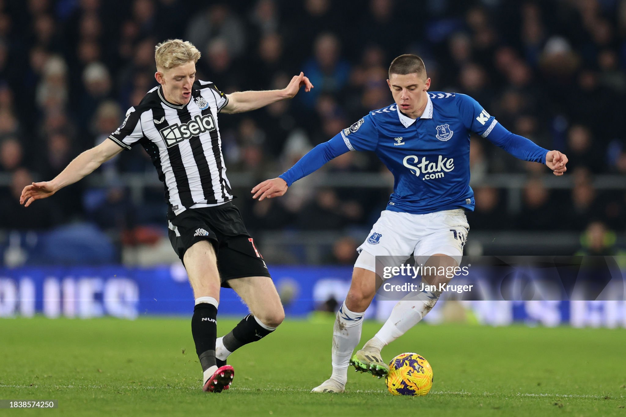 Howe takes pupil under his wing after hostile reception at Goodison