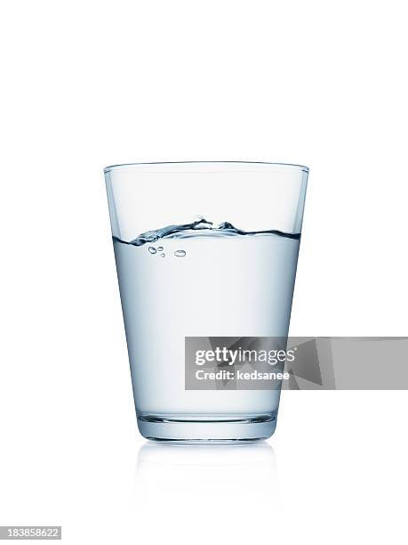 vaso de agua aislado en blanco - vaso fotografías e imágenes de stock