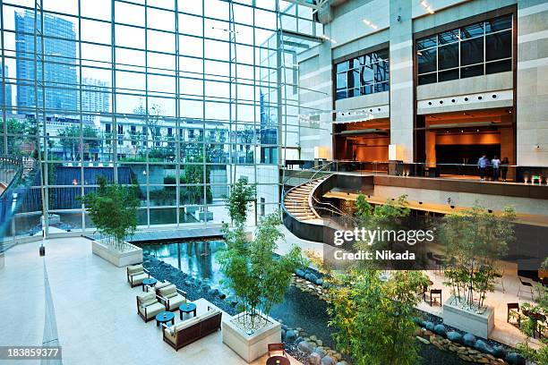 moderno lobby del hotel - atrio fotografías e imágenes de stock