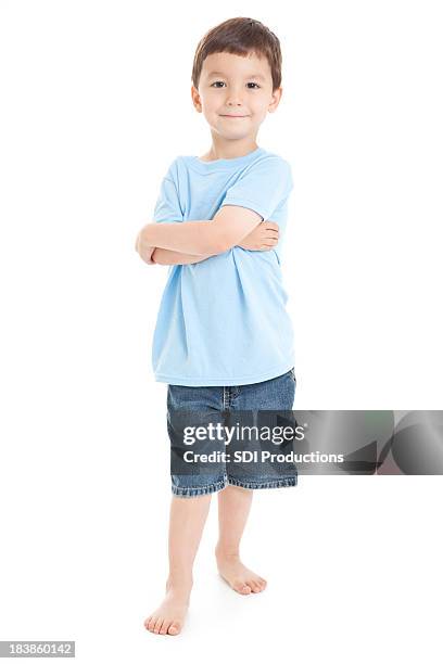 junge stehend mit arme verschränkt, weißer hintergrund - blue shorts stock-fotos und bilder