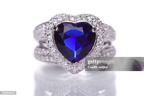 anillo azul de moda con el corazón en forma de estrella - sapphire fotografías e imágenes de stock