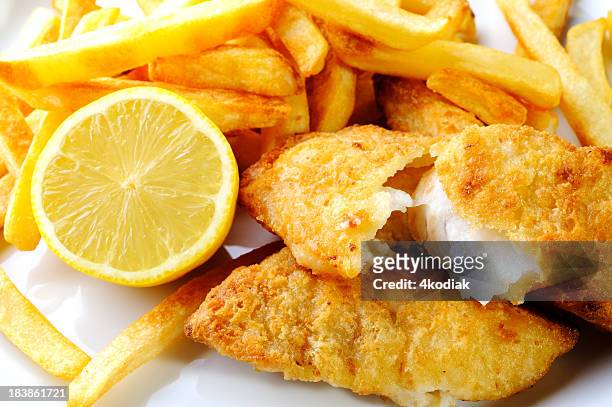 fish and chip - gebakken in de pan stockfoto's en -beelden