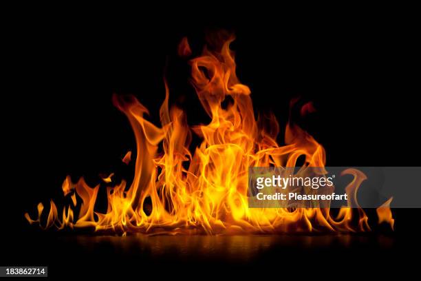 red hot flammen des feuers, isoliert auf schwarz - verbrannt stock-fotos und bilder