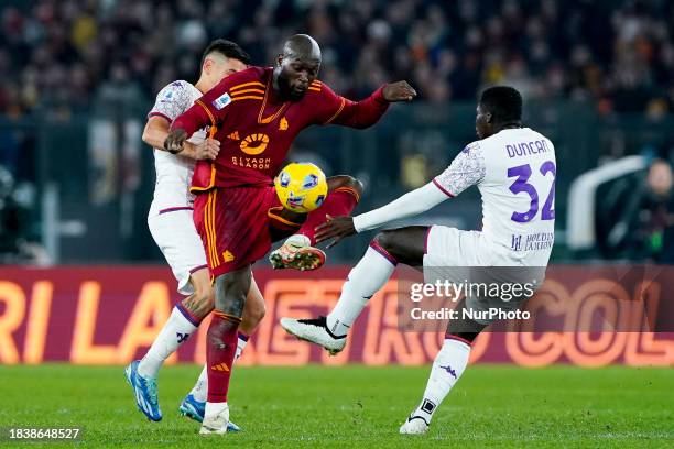 Romelu Lukaku of AS Roma and Alfred Duncan of ACF Fiorentina compete for the ball during the Serie A match between AS Roma and ACF Fiorentina at...