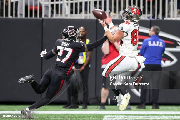 Cade Otton of the Tampa Bay Buccaneers scores a touchdown during an NFL football game against the Atlanta Falcons at Mercedes-Benz Stadium on...