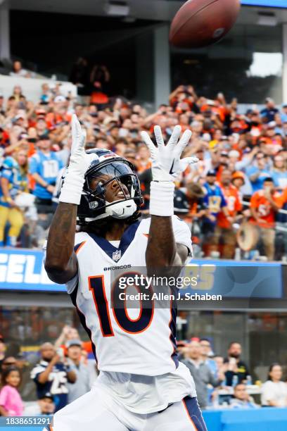 Inglewood, CA Denver Broncos wide receiver Jerry Jeudy is unable to make a catch for a touchdown during the first half against the Los Angeles...