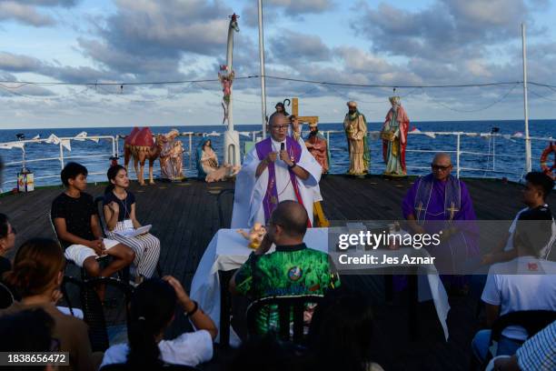 Catholic Raft Mass 15,073 A Filipino Catholic Stock Photos, High-Res Pictures, and Images ...