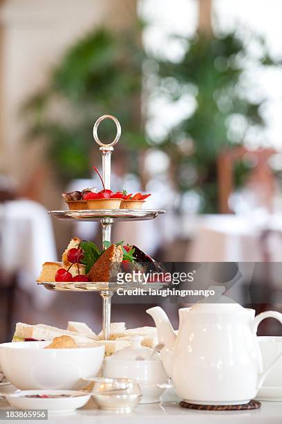 traditioneller nachmittagstee - englische tea time stock-fotos und bilder