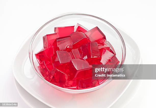 red geleia em uma tigela de vidro - gelatina sobremesa - fotografias e filmes do acervo
