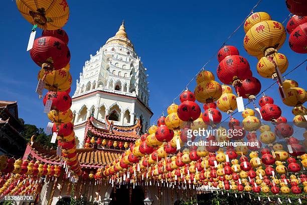 rows of chinese new year lanterns in front of kek lok si - george town penang stockfoto's en -beelden
