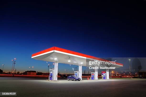 照明ガソリンスタンドの夜の外観 - ガソリンスタンド ストックフォトと画像
