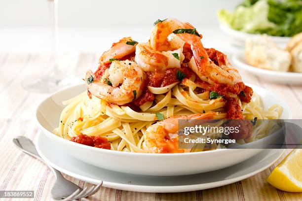 pasta con camarones king - pescado y mariscos fotografías e imágenes de stock