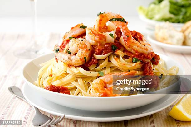pasta with king prawns - garnaal vis en zeevruchten stockfoto's en -beelden