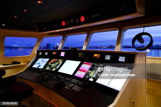 ship's bridge yacht recreational boat - boat gps stockfoto's en -beelden