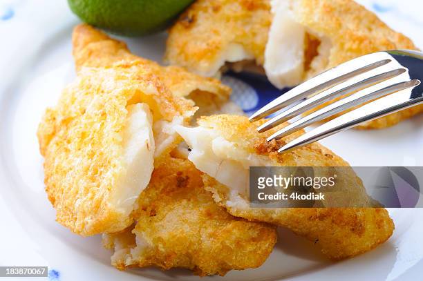 fish and chip - gebakken in de pan stockfoto's en -beelden
