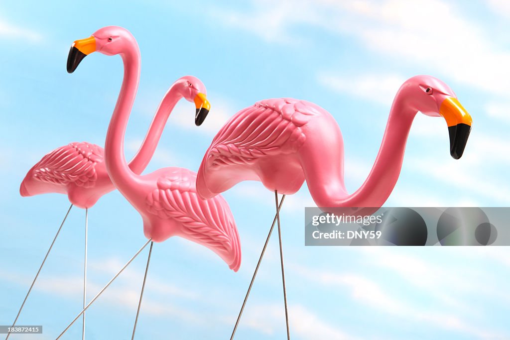 Drei rosa flamingos Kunststoff Rasen mit blauer Himmel Hintergrund