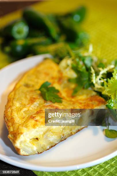 omelet español - tortilla de patata fotografías e imágenes de stock