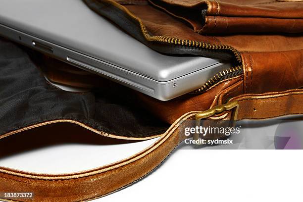 computadora portátil en bolsa de cuero - maletín para portátil fotografías e imágenes de stock