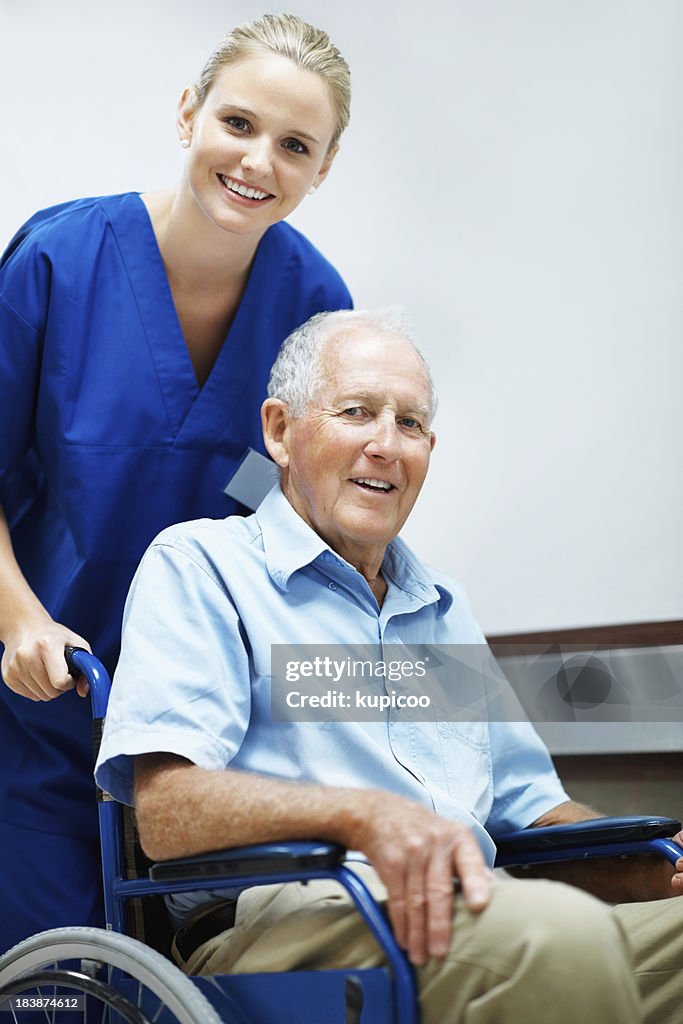 Krankenschwester und ein älterer Mann im Rollstuhl