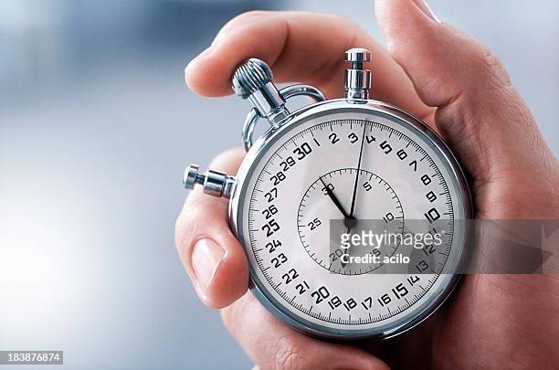 main avec chronomètre classique - chronomètre photos et images de collection