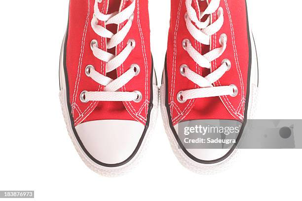 zapatillas rojas - zapato de tela fotografías e imágenes de stock