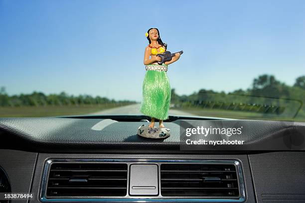 panel bailarina de hula - car dashboard fotografías e imágenes de stock