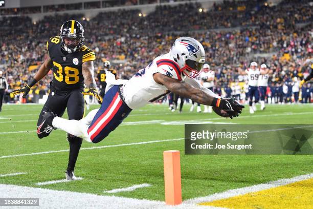 Running back Ezekiel Elliott of the New England Patriots dives for a touchdown in the first quarter against the Pittsburgh Steelers at Acrisure...