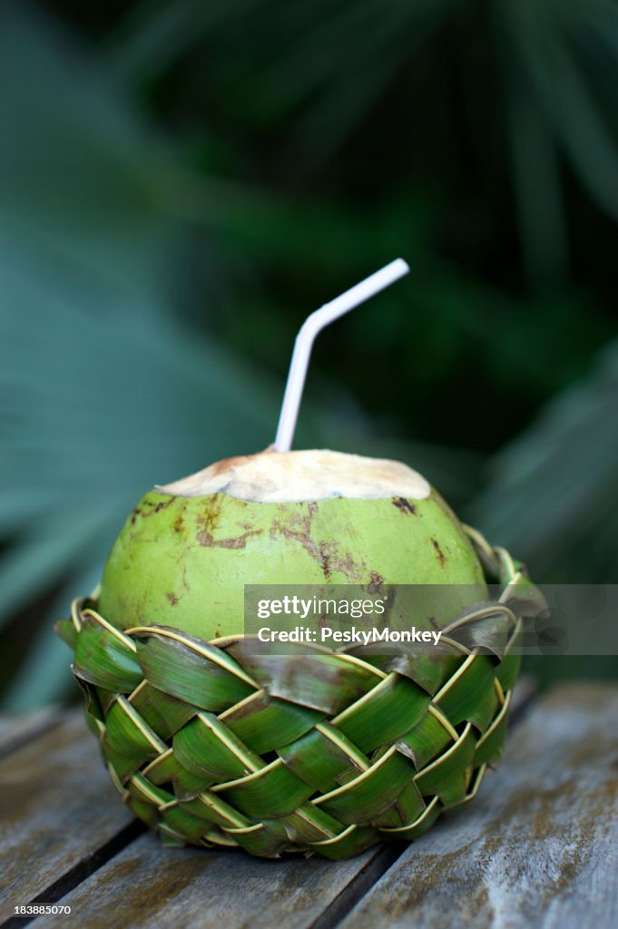 Coco Gelado boire à la noix de Coco fraîche dans un panier tressé