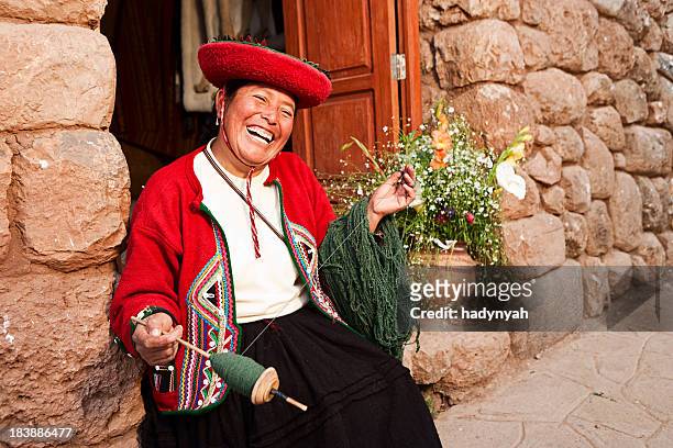 peruanische frau spinning wolle, das heilige tal, chinchero - bezirk cuzco stock-fotos und bilder