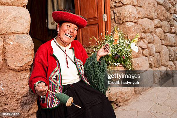 peruvian donna spinning lana, la valle sacra, chinchero - perù foto e immagini stock