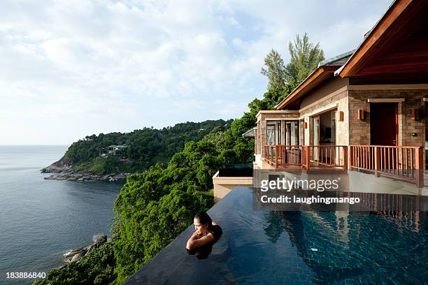 villa de phuket, en thaïlande - piscine à débordement photos et images de collection