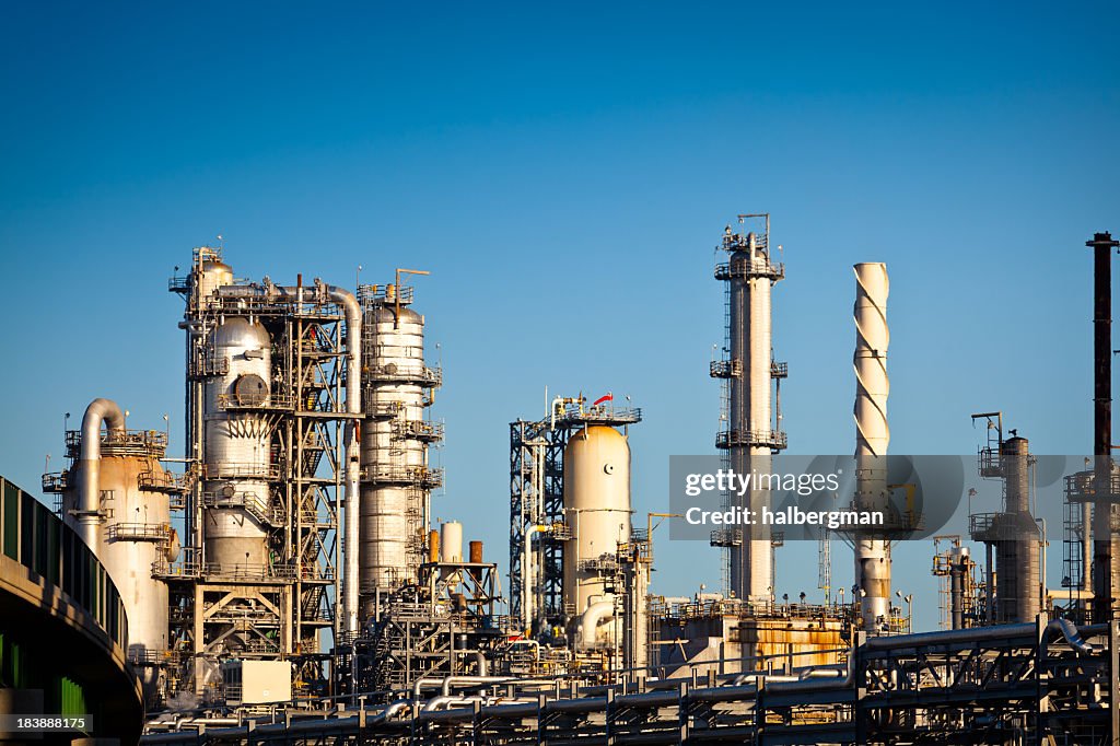 Refinaria de petróleo de fumo pilhas e torres de Destilação