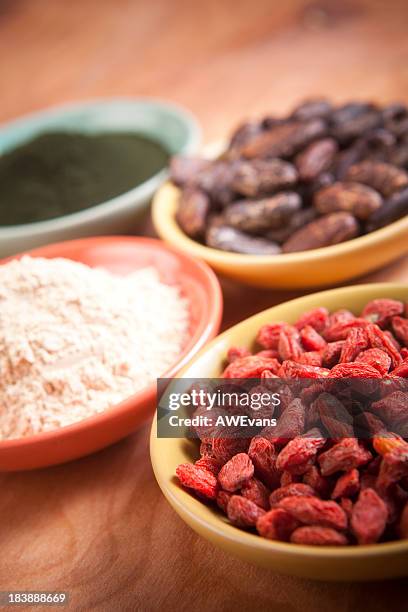 superfoods: goji, maca, cocao, spirulina - theobroma foto e immagini stock