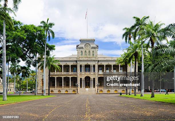 roadway leading up to iolani palace in honolulu, hi - iolani palace stock pictures, royalty-free photos & images
