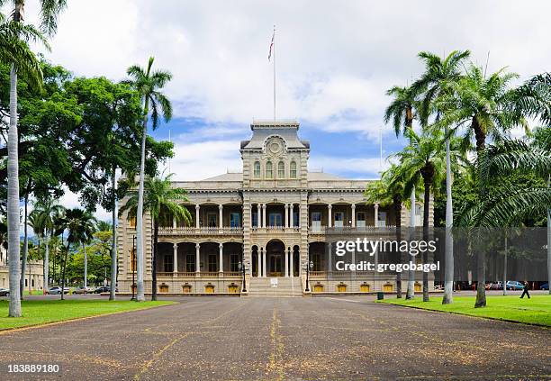 roadway leading up to iolani palace in honolulu, hi - hawaii flag 個照片及圖片檔