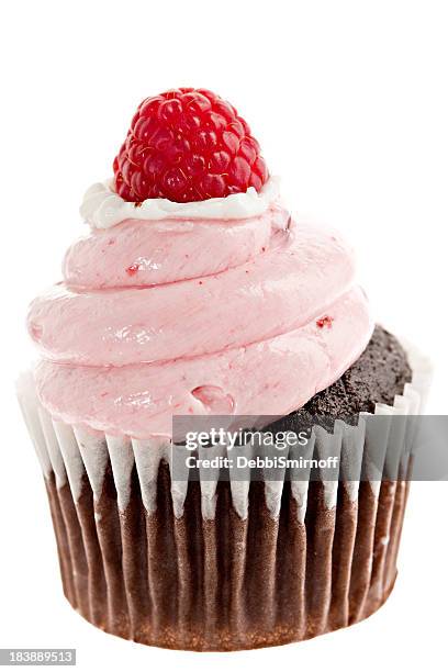 makro himbeer-cupcake - cupcake freisteller stock-fotos und bilder
