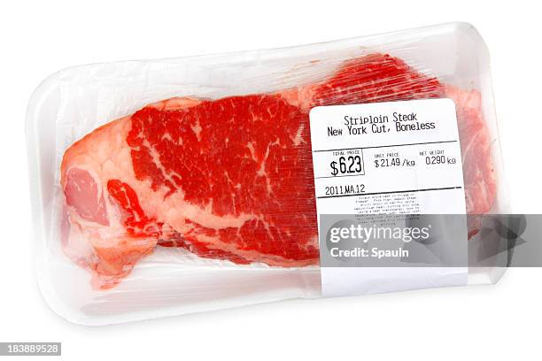 pre packaged new york cut boneless steak - gewicht meeteenheid stockfoto's en -beelden