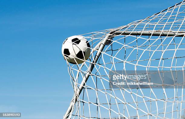 pallone da calcio colpisce il rete e rende un obiettivo - pallone da calcio foto e immagini stock