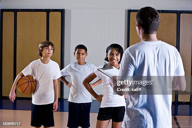 crianças com professor de educação física na academia de ginástica ou treinador - physical education - fotografias e filmes do acervo