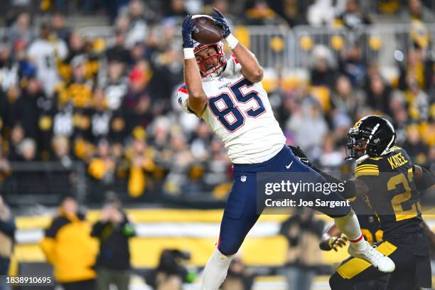 Tight end Hunter Henry of the New England Patriots catches a touchdown in the second quarter against the Pittsburgh Steelers at Acrisure Stadium on...