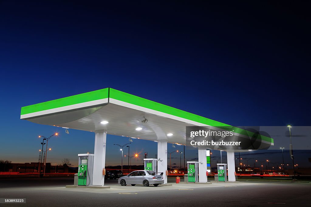 Green Tankstelle Lichter in der Nacht