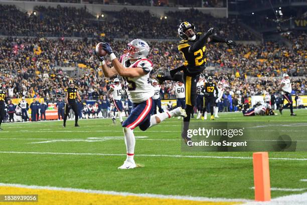 Tight end Hunter Henry of the New England Patriots catches a pass for a touchdown in the second quarter against the Pittsburgh Steelers at Acrisure...