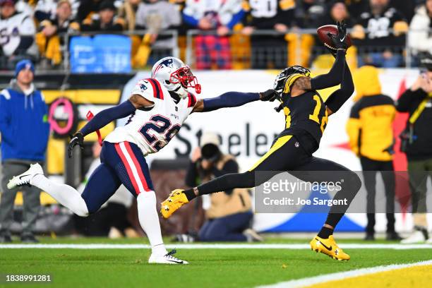 Wide receiver Diontae Johnson of the Pittsburgh Steelers catches a touchdown in the second quarter against the New England Patriots at Acrisure...