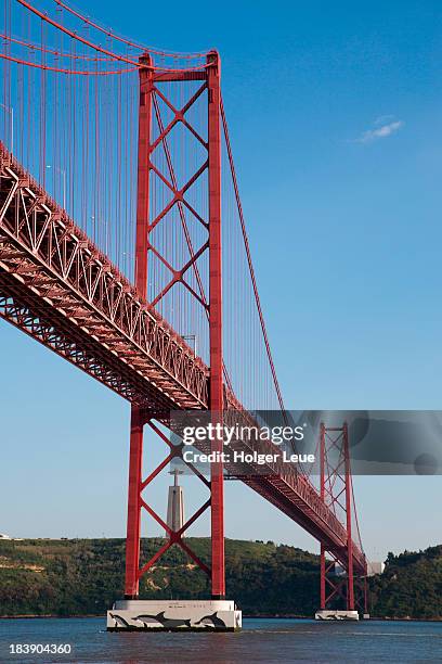 ponte 25 de abril bridge with cristo rei statue - april 25th bridge stock pictures, royalty-free photos & images